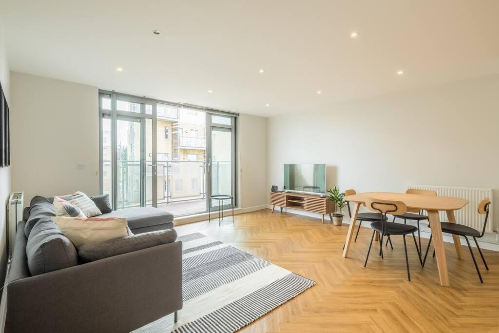 Executive 2Br Apartment Next To Station + Parking Cambridge Exterior foto